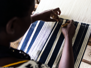 Faso Dan Fani tissé au Burkina Faso – circuit court, du métier à vous