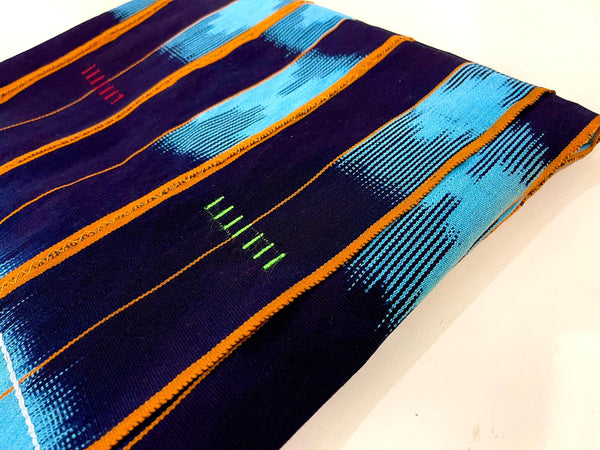 Pagne Baoulé tissé main, blanc et bleu, tissé en Côte d’Ivoire, Mon Faso Dan Fani